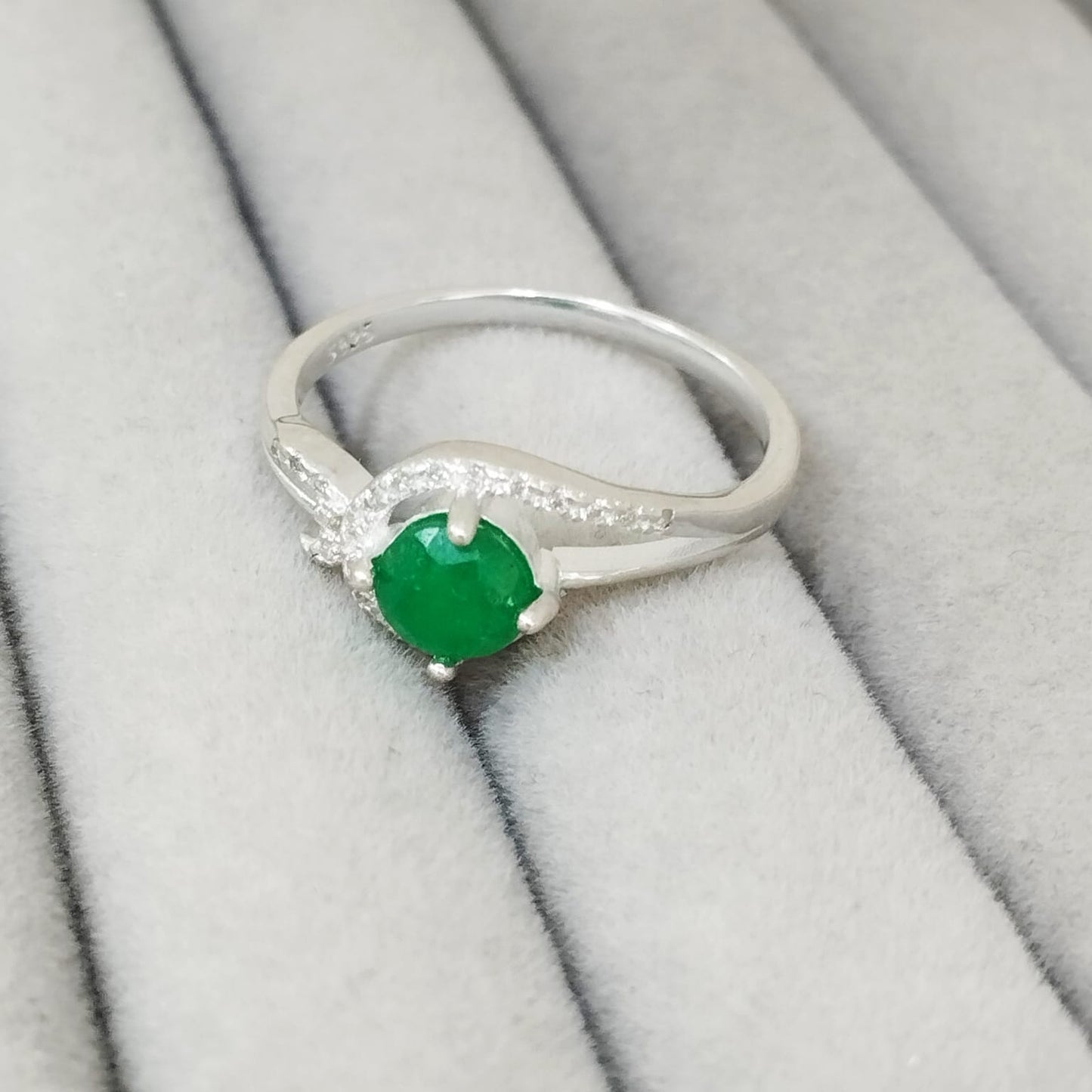 Anillo Esmeralda 6mm Redonda y Circon Blanco Plata 925 T9 ID: 513