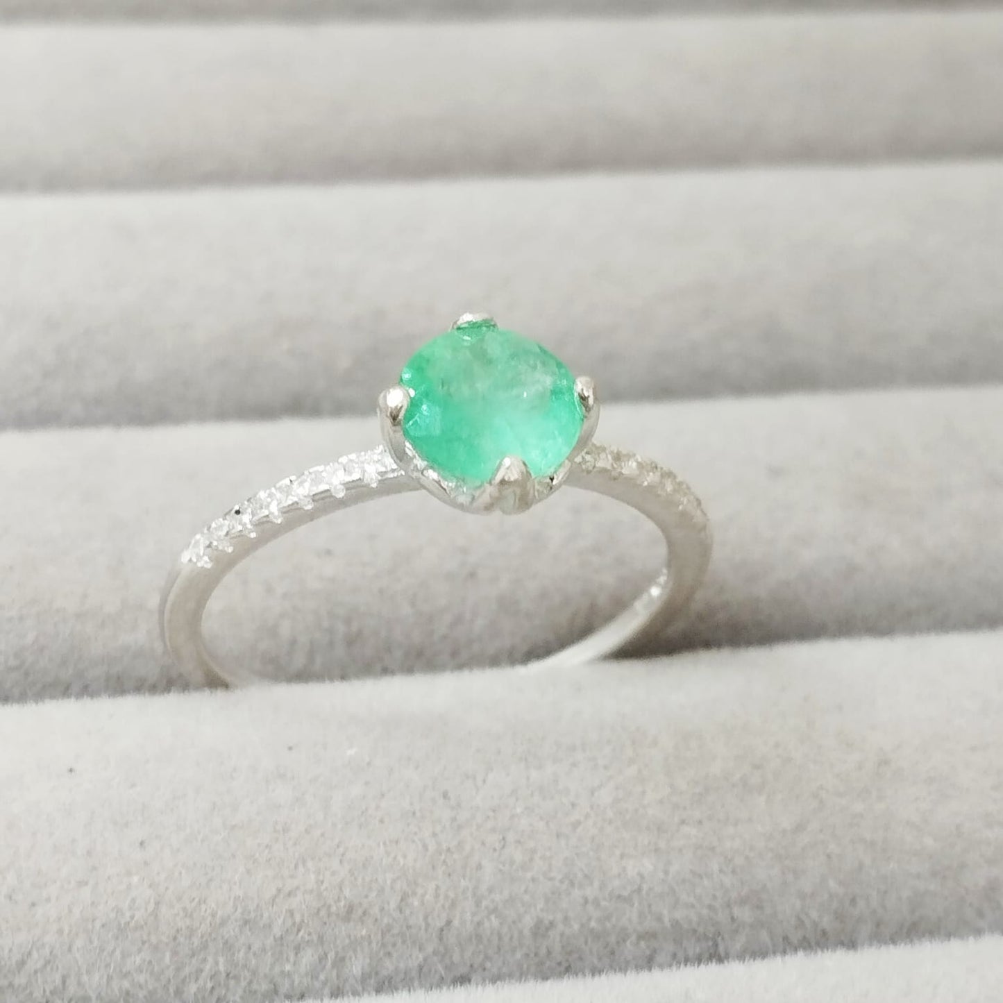 Anillo Esmeralda 6mm Redonda y Circon Blanco T8 Plata 925 ID: 516