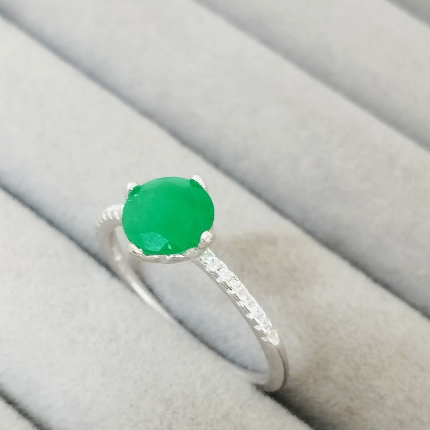 Anillo Esmeralda 6mm Redonda y Circon Blanco T7 ID: 525