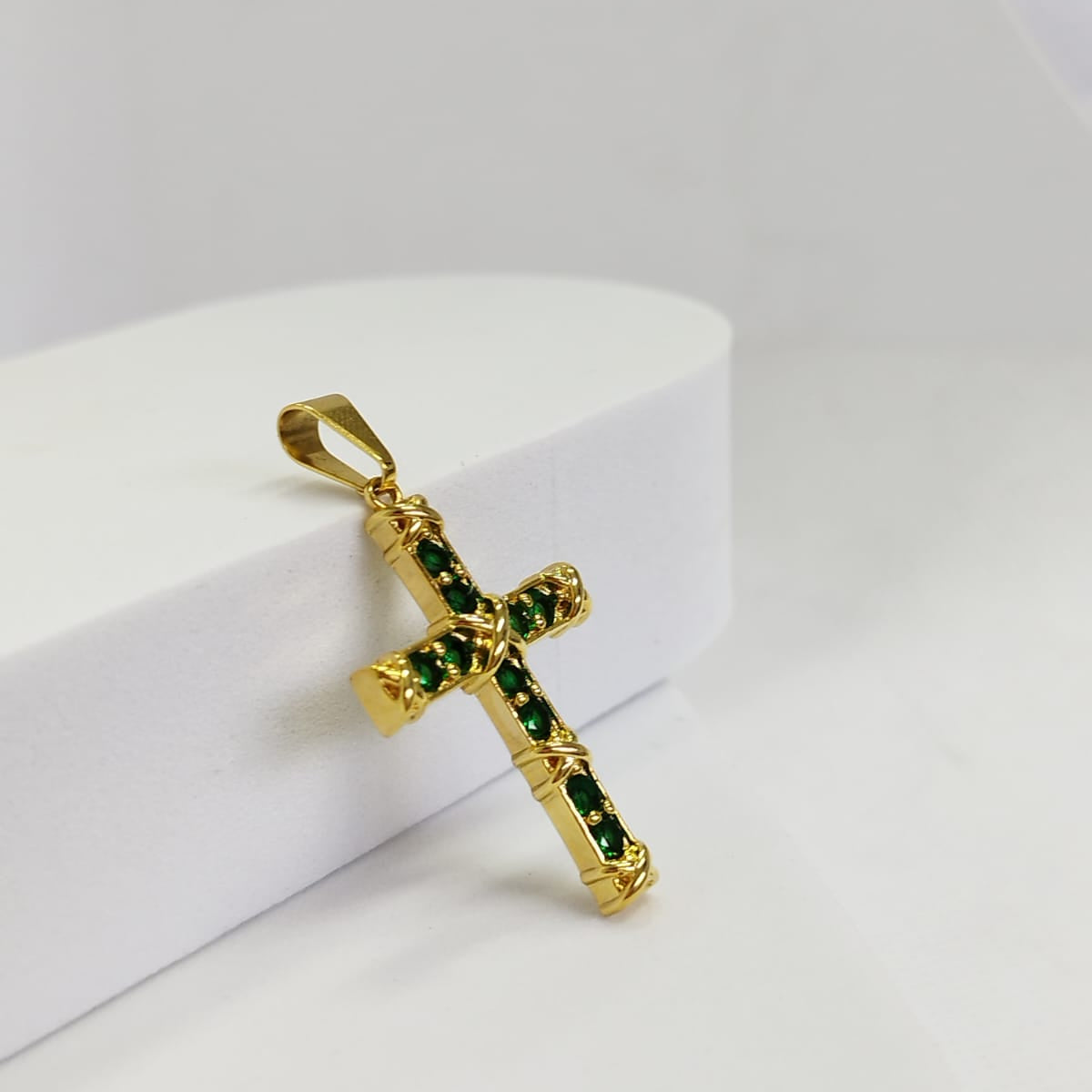 Dije Cruz con Circones Verdes, 4cm de alto, 2cm de ancho