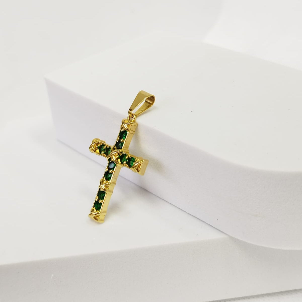 Dije Cruz con Circones Verdes, 4cm de alto, 2cm de ancho