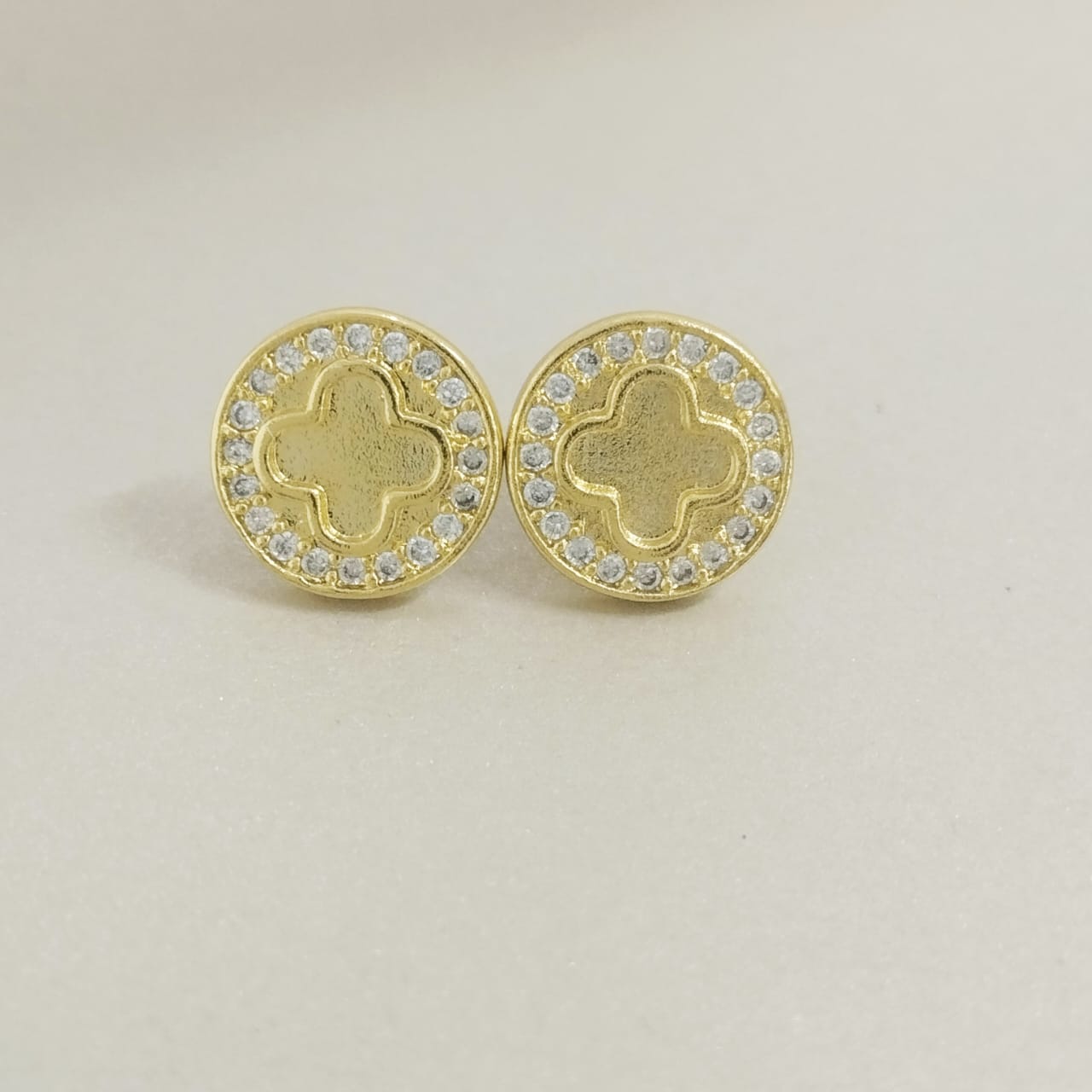 Topo Redondo Con Trebol y Circon Blanco 1cm