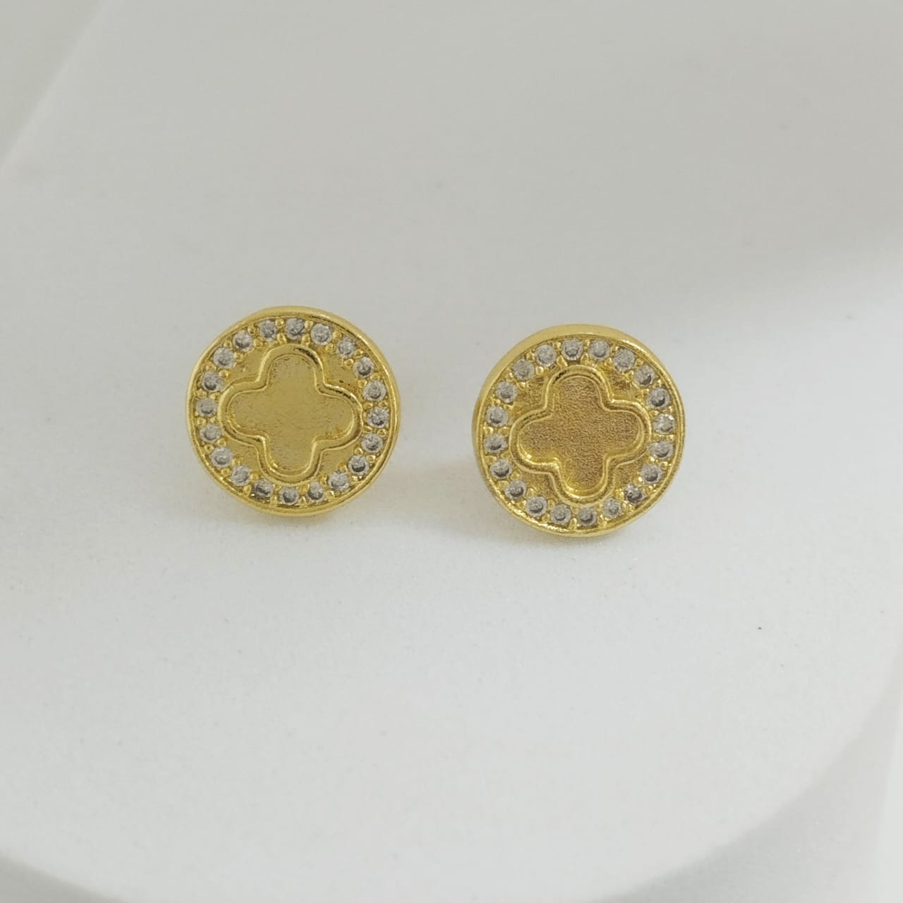 Topo Redondo Con Trebol y Circon Blanco 1cm