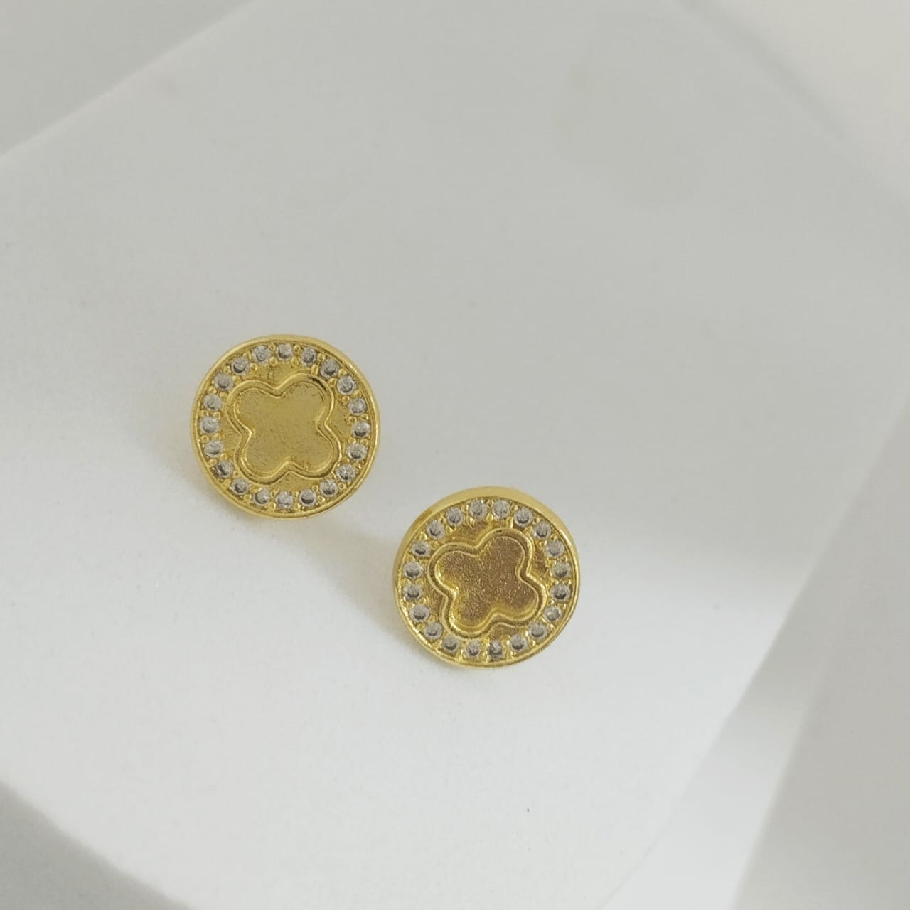 Topo Redondo Con Trebol y Circon Blanco 1cm