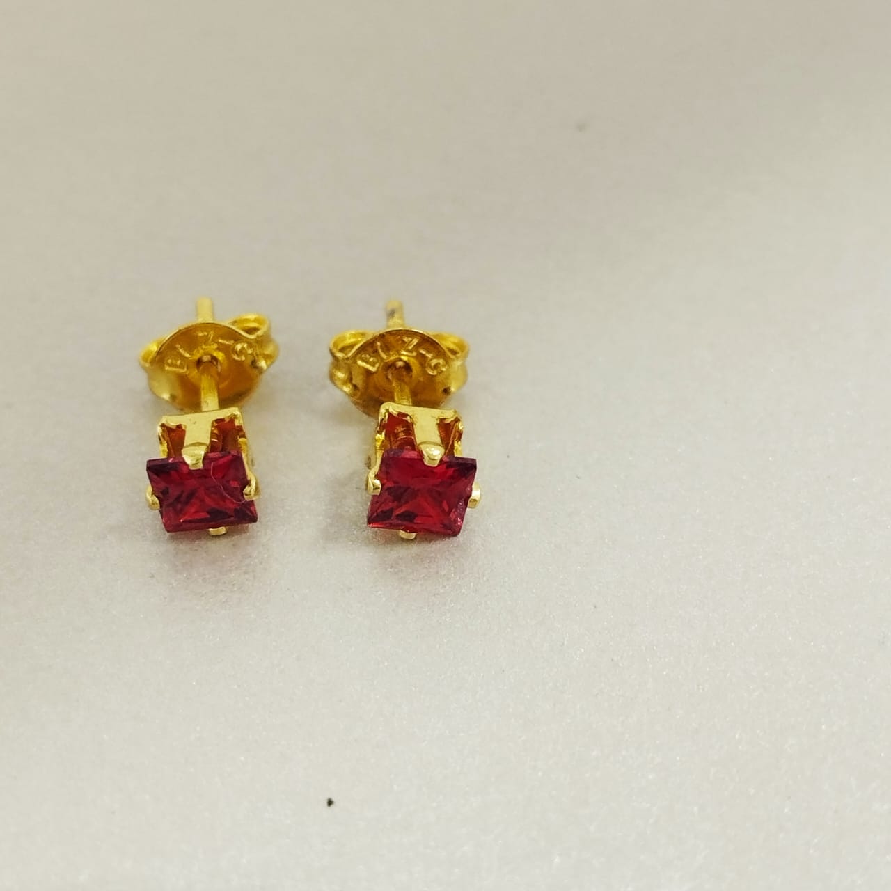 Topo Circon Cuadrado Rojo