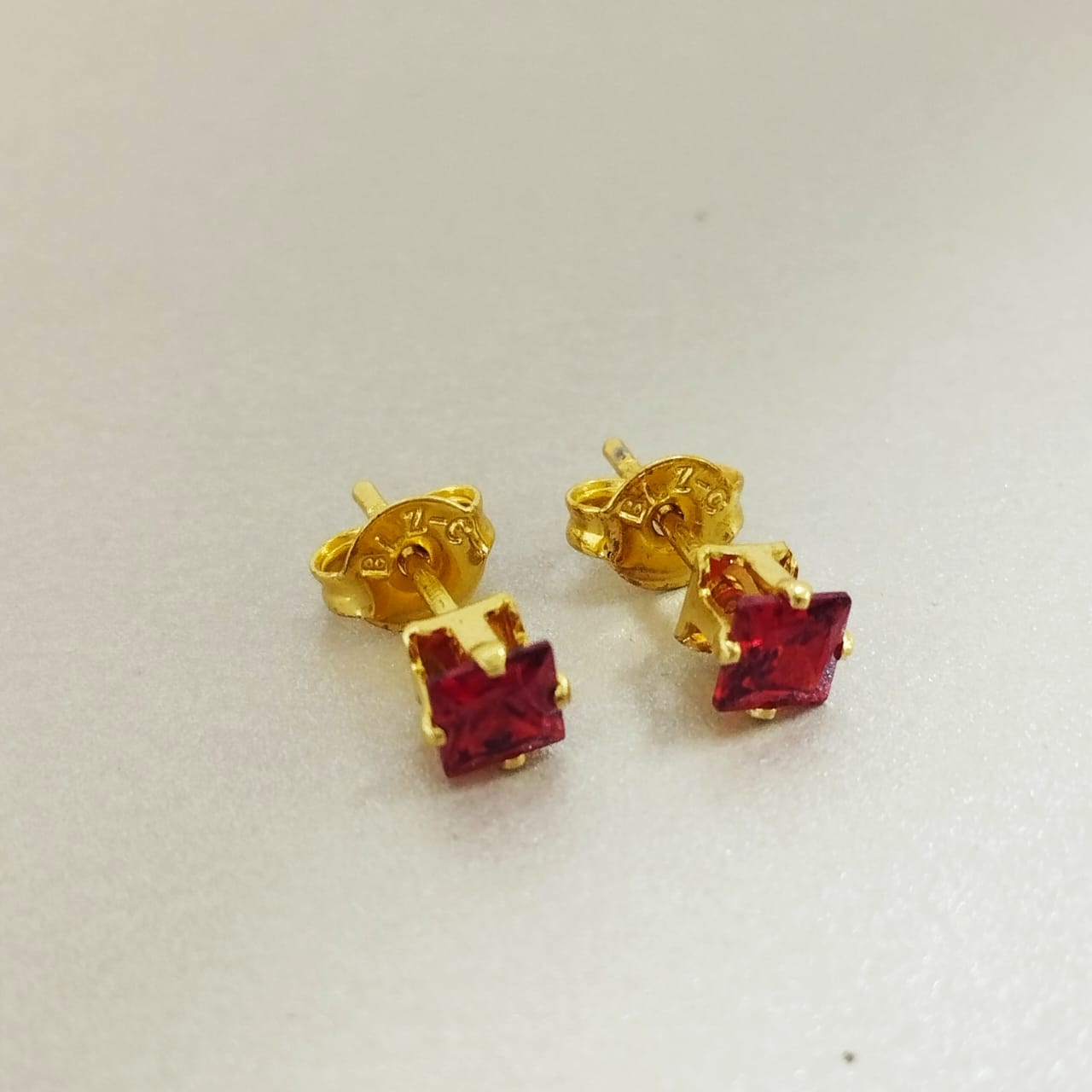 Topo Circon Cuadrado Rojo