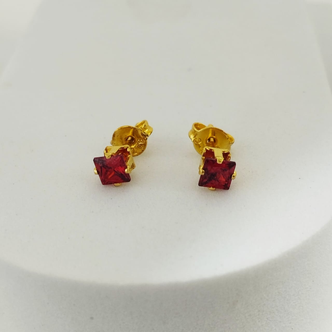 Topo Circon Cuadrado Rojo