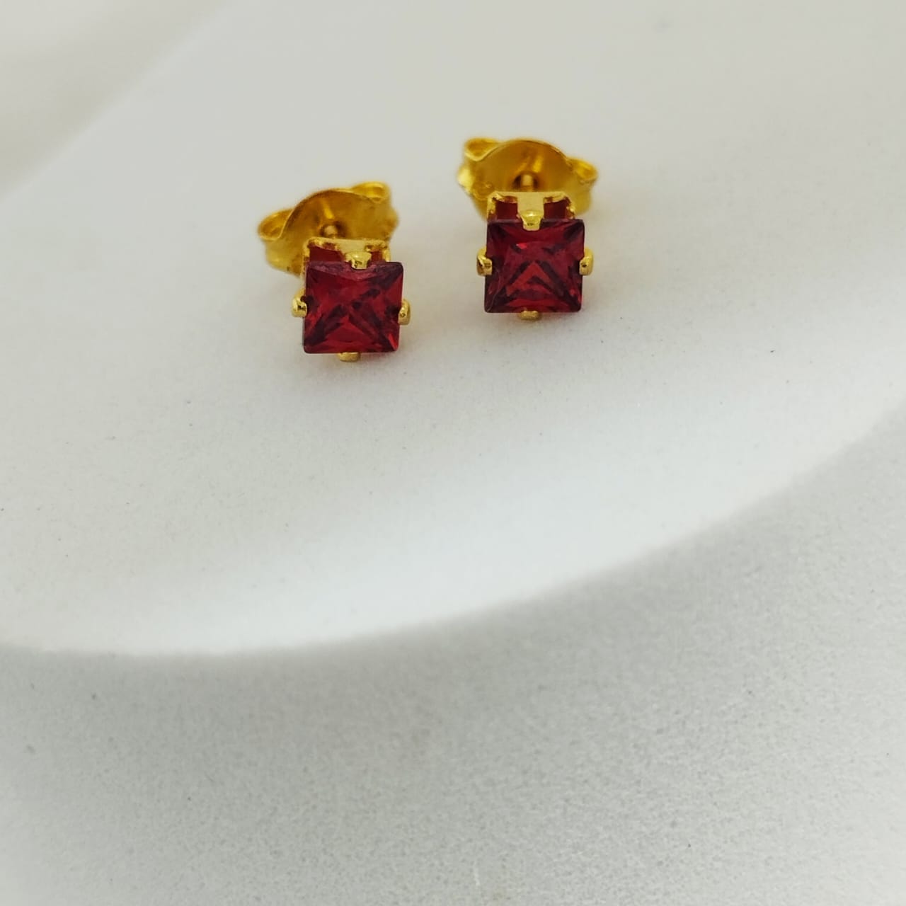 Topo Circon Cuadrado Rojo