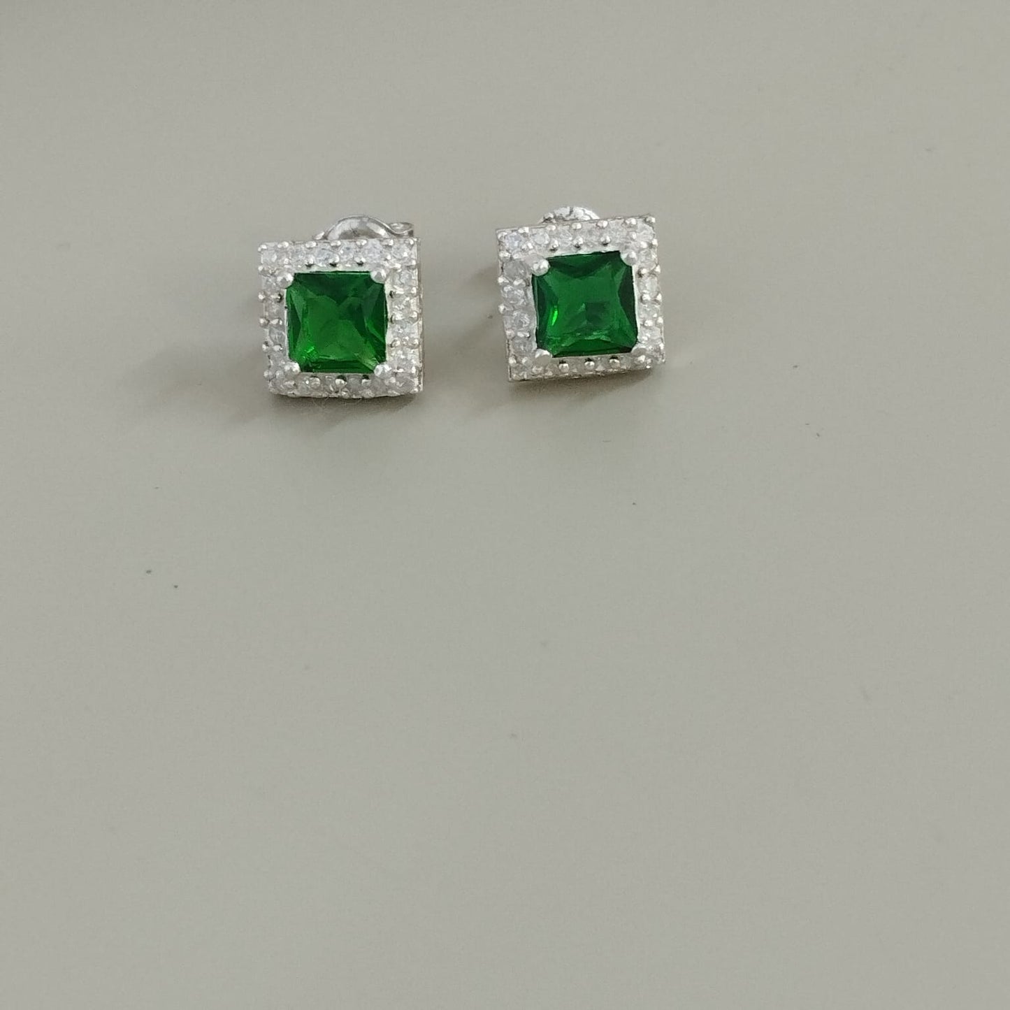 TOPO CUADRADO CON ESMERALDA Y CIRCONES 1.1CM DE PLATA LEY 925 ID: 295