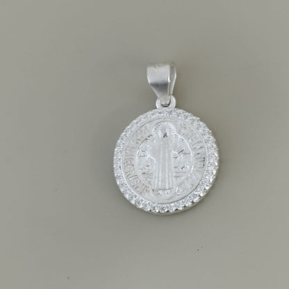 DIJE SAN BENITO CON CIRNES EN PLATA  2CM ID: 280