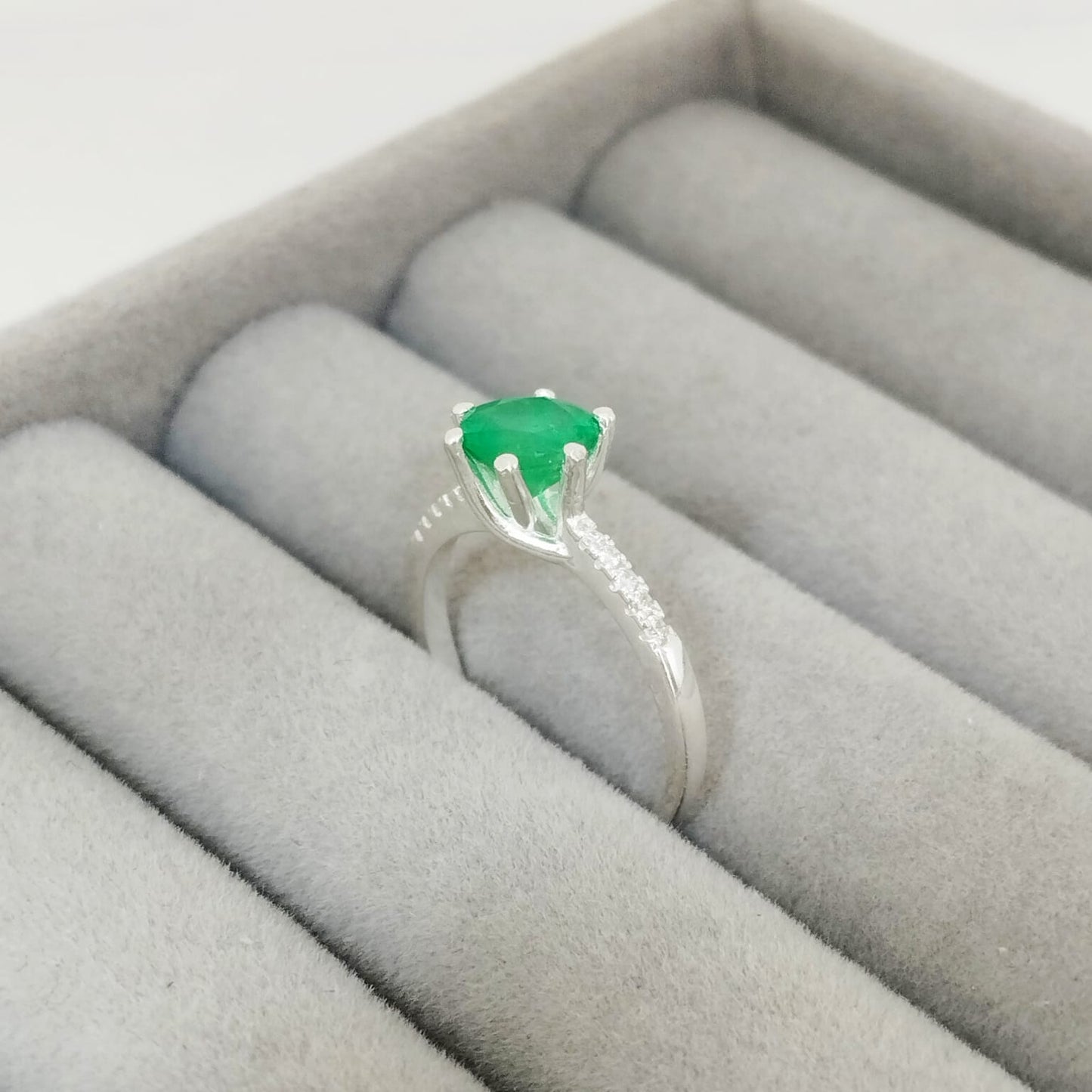 Anillo Esmeralda 6.5mm Redonda y Circon Blanco T6 ID: 510