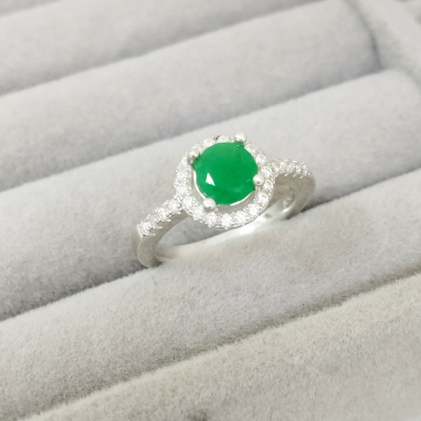 Anillo Esmeralda 6.5mm Redonda y Circón Blanco T4 1/2 ID: 517