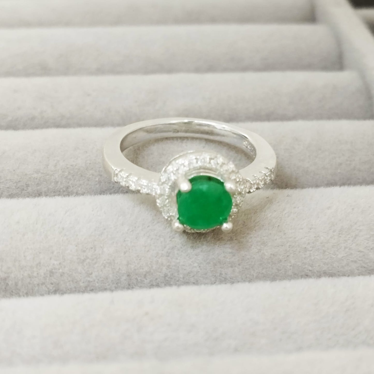 Anillo Esmeralda 6mm Redonda y Circon Blanco T5 ID: 511