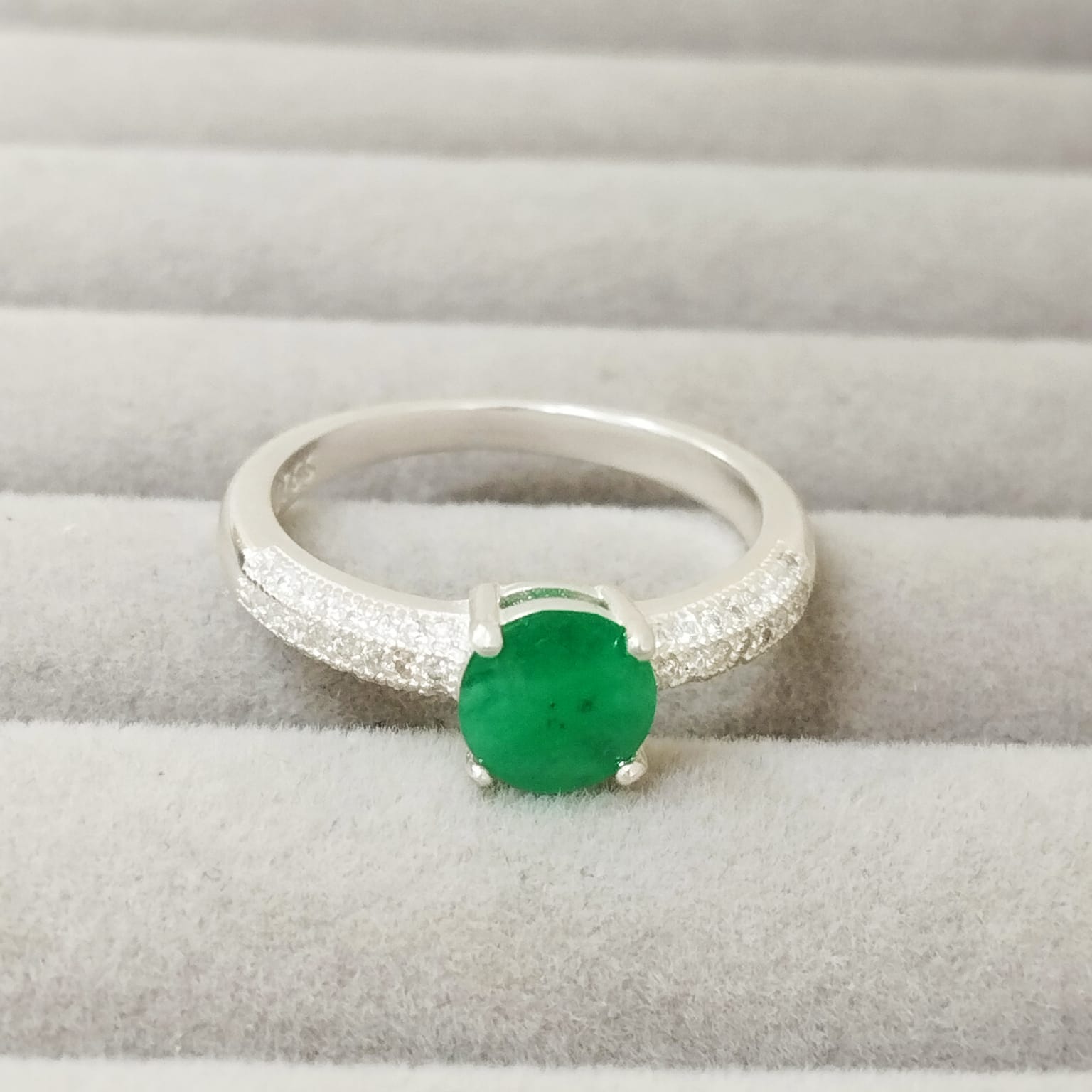 Anillo Esmeralda 6.5mm Redonda y Circon Blanco T7 ID: 526
