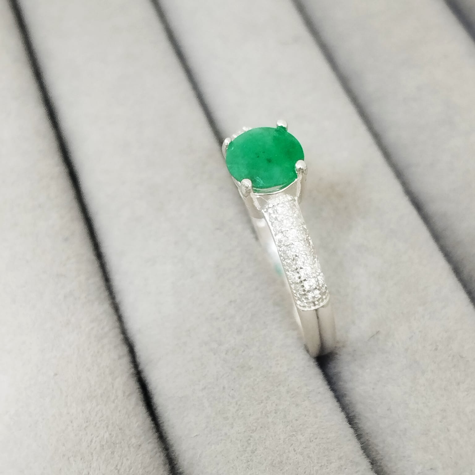 Anillo Esmeralda 6.5mm Redonda y Circon Blanco T7 ID: 514