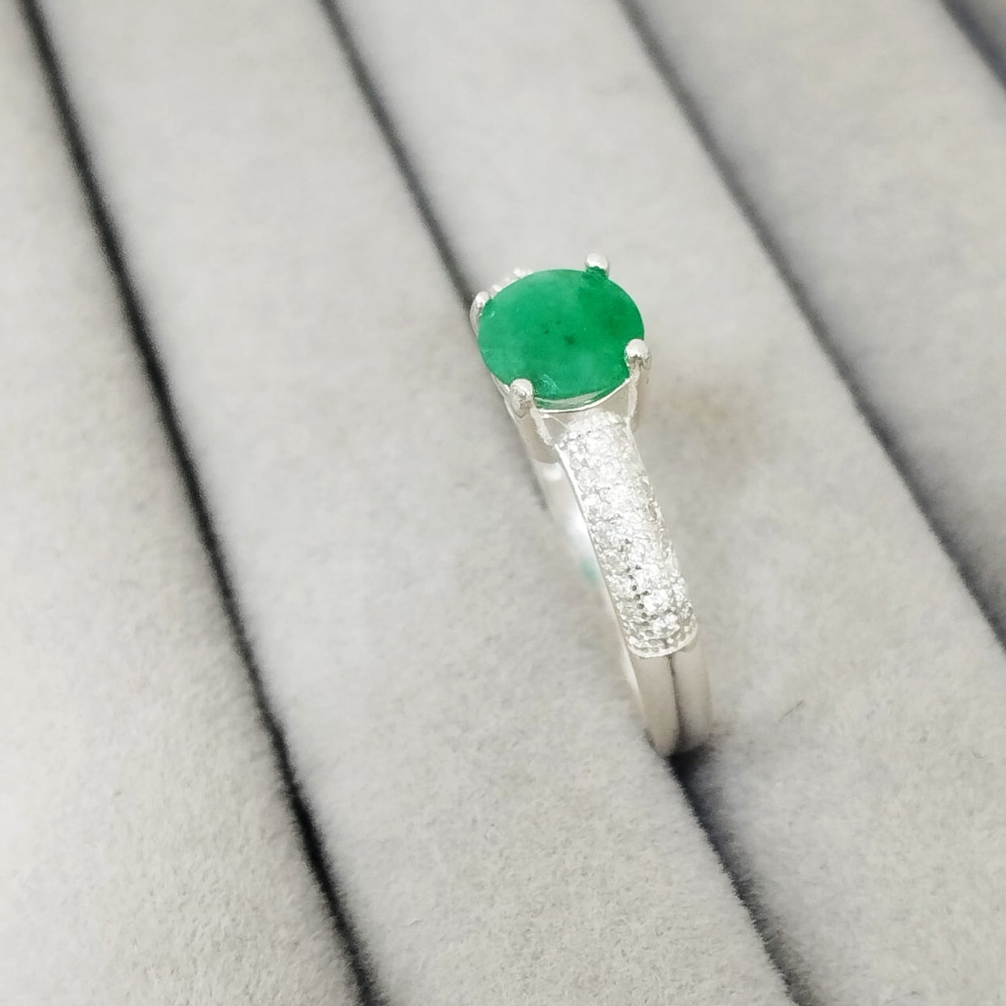 Anillo Esmeralda 6.5mm Redonda y Circon Blanco T7 ID: 514