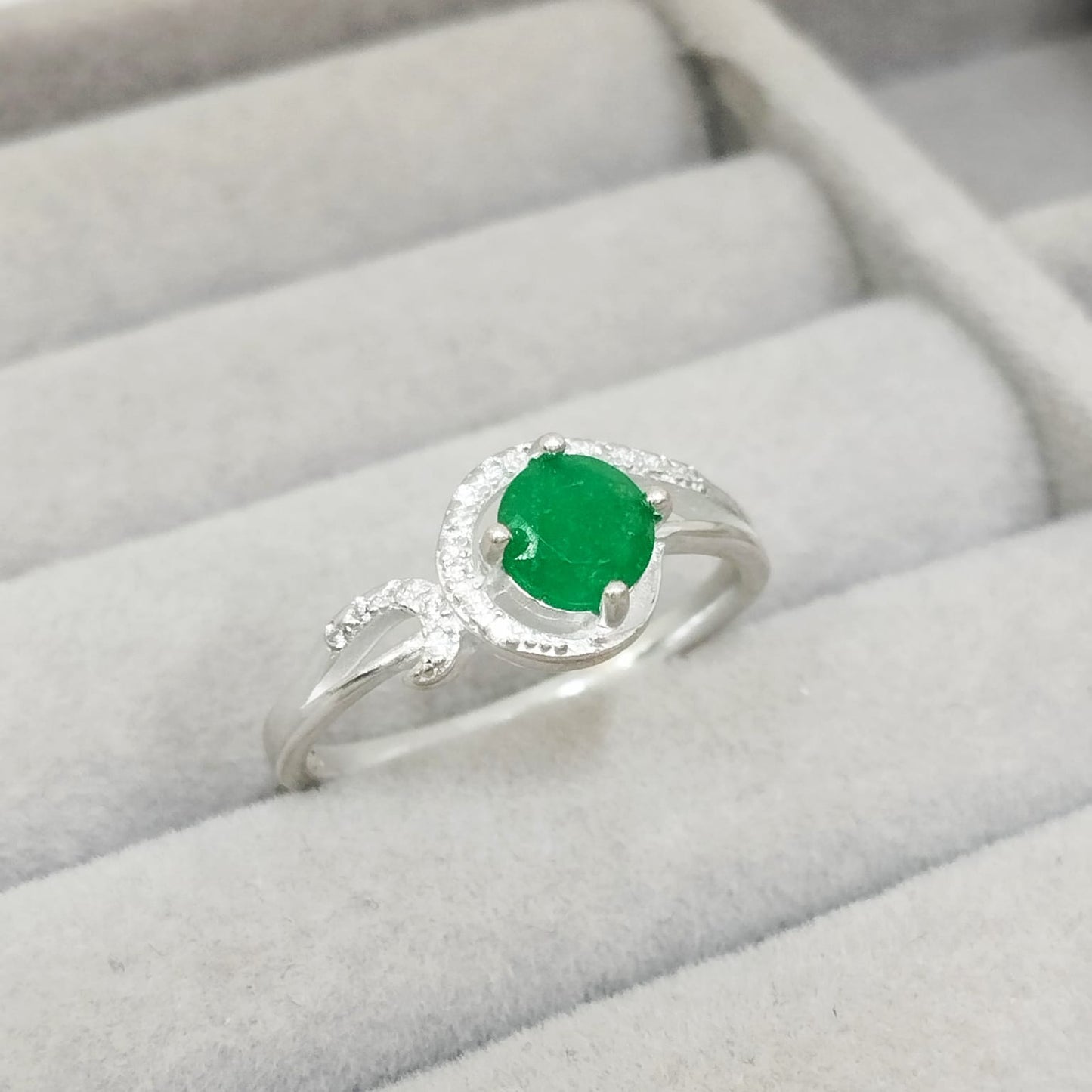 Anillo Esmeralda 6mm Redonda y Circon Blanco Plata 925 T9 ID: 513