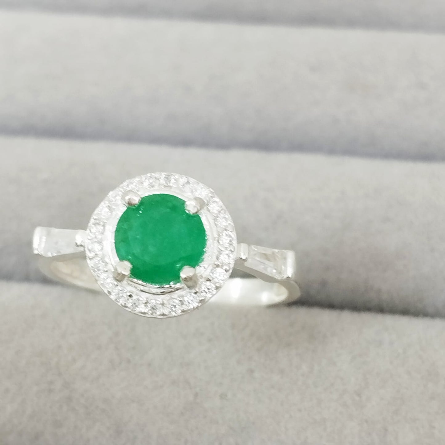 Anillo Esmeralda 6mm Redonda y Circon Blanco T8 ID: 518
