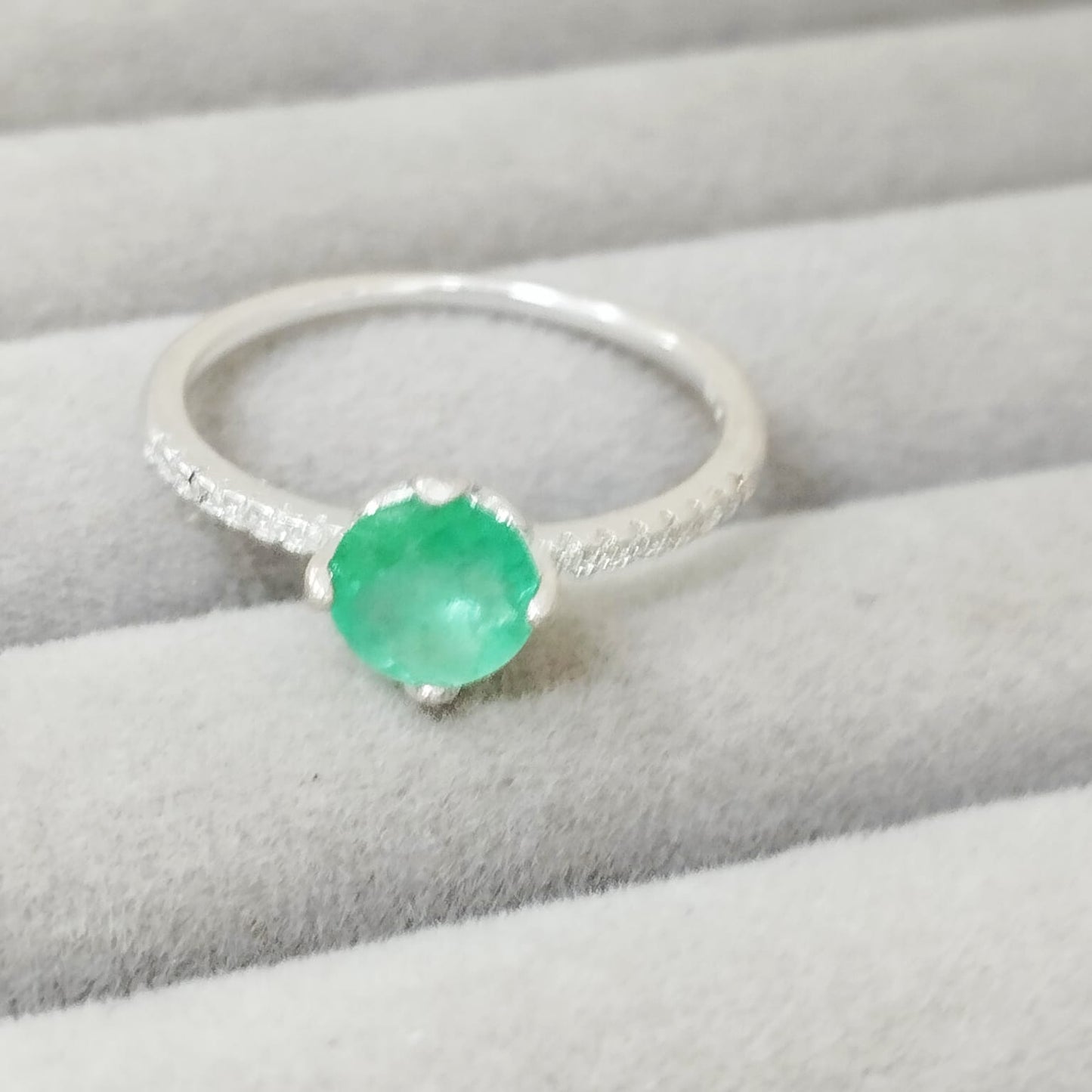 Anillo Esmeralda 6mm Redonda y Circon Blanco T8 Plata 925 ID: 516