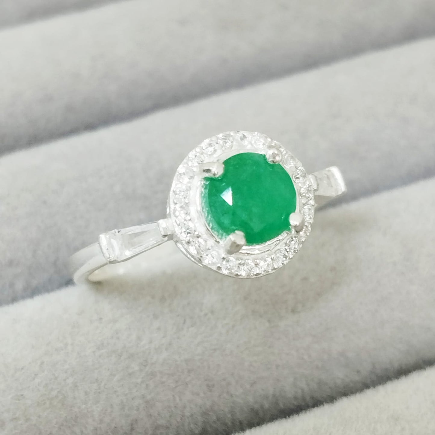Anillo Esmeralda 6mm Redonda y Circon Blanco T8 ID: 518