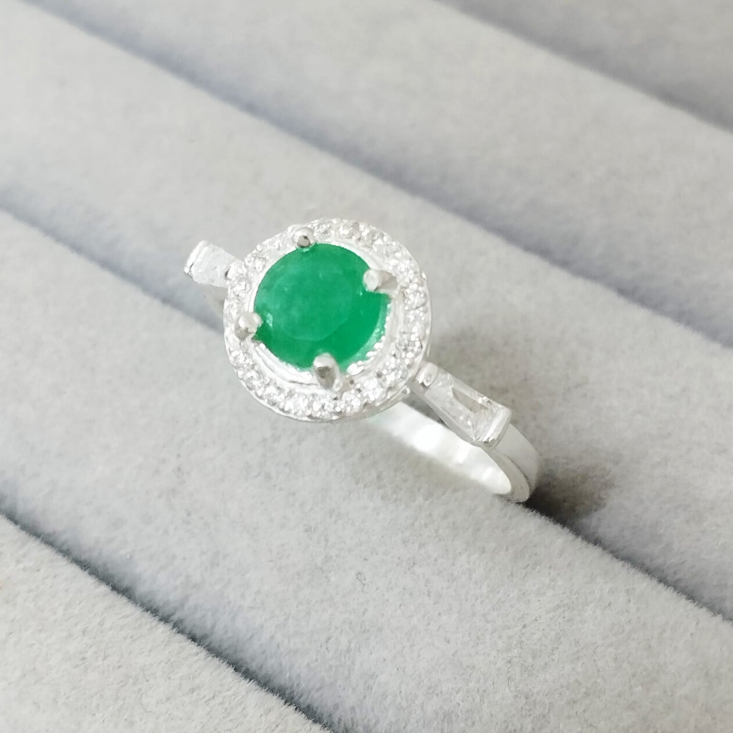 Anillo Esmeralda 6mm Redonda y Circon Blanco T8 ID: 518