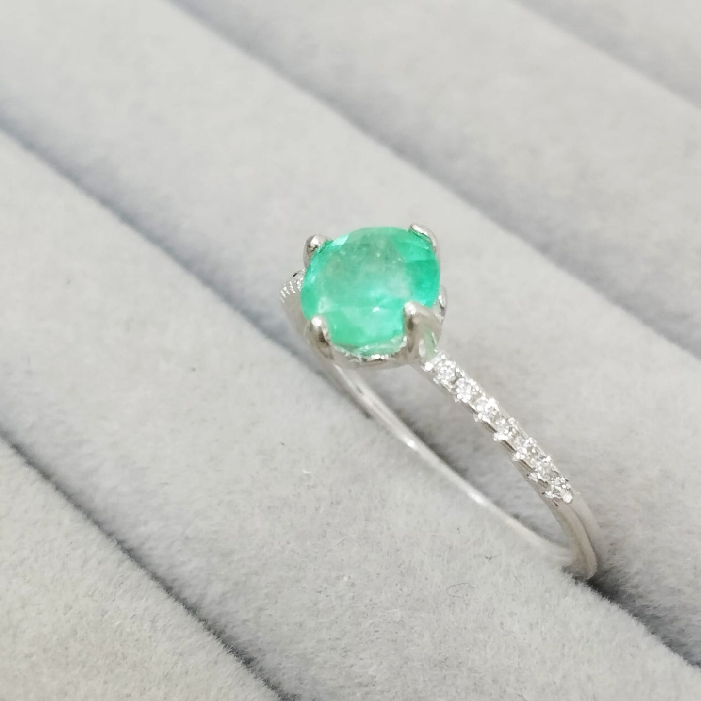Anillo Esmeralda 6mm Redonda y Circon Blanco T8 Plata 925 ID: 516