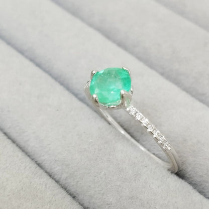Anillo Esmeralda 6mm Redonda y Circon Blanco T8 Plata 925 ID: 516