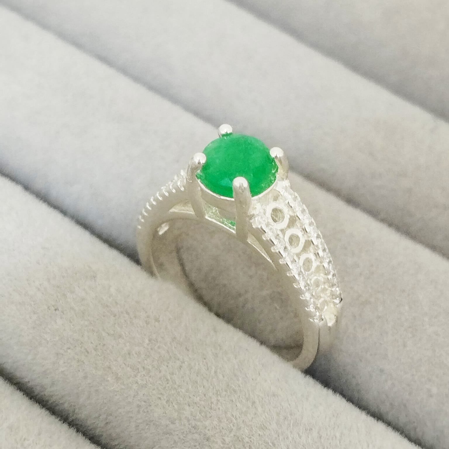 Anillo Esmeralda 6mm Redonda y Circon Blanco T5 ID: 519 Plata