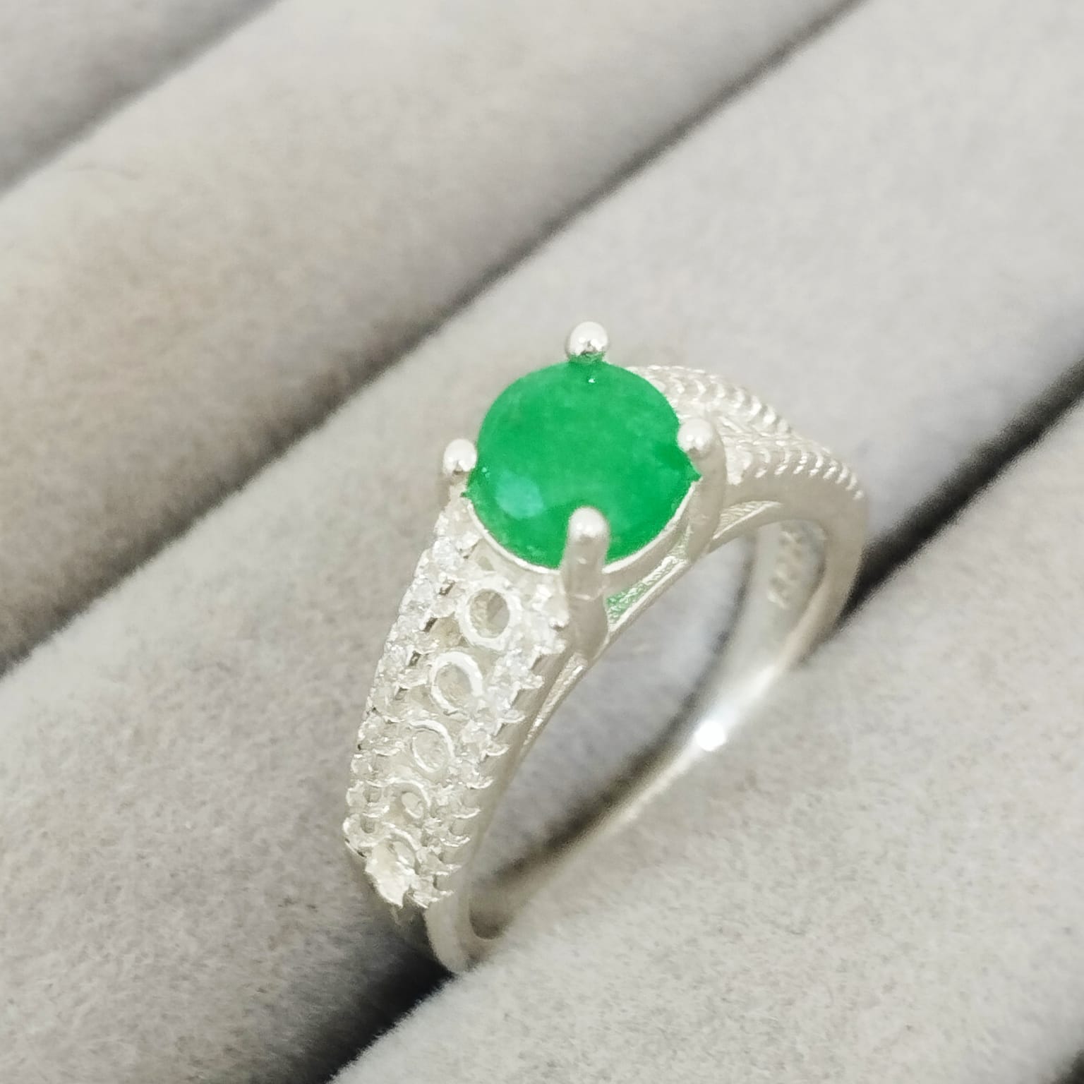Anillo Esmeralda 6mm Redonda y Circon Blanco T5 ID: 519 Plata