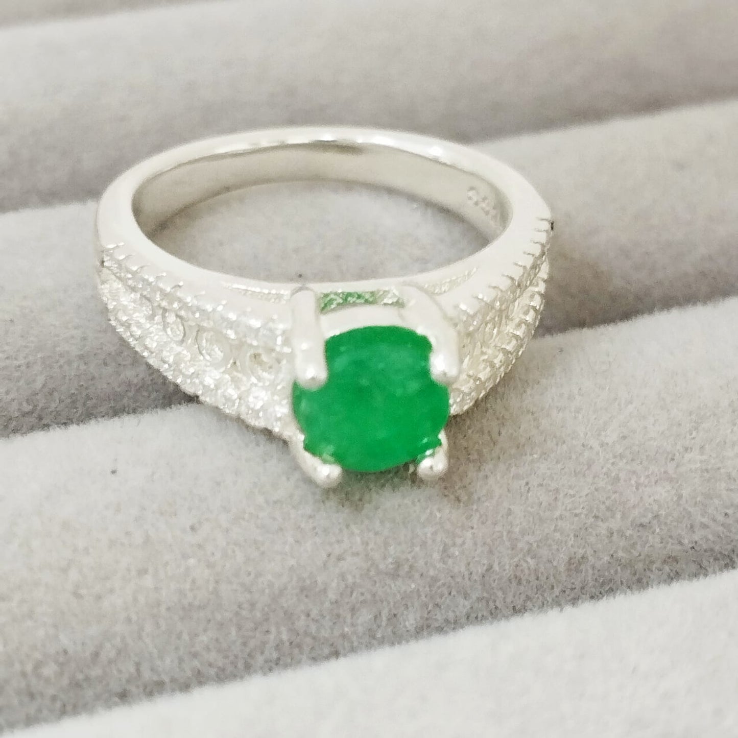 Anillo Esmeralda 6mm Redonda y Circon Blanco T5 ID: 519 Plata