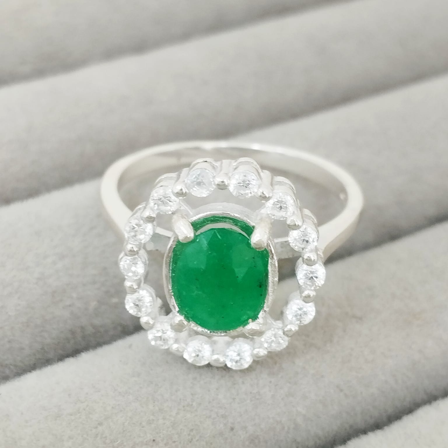 Anillo Esmeralda 6mm Ovalada y Circon Blanco T8 ID: 520