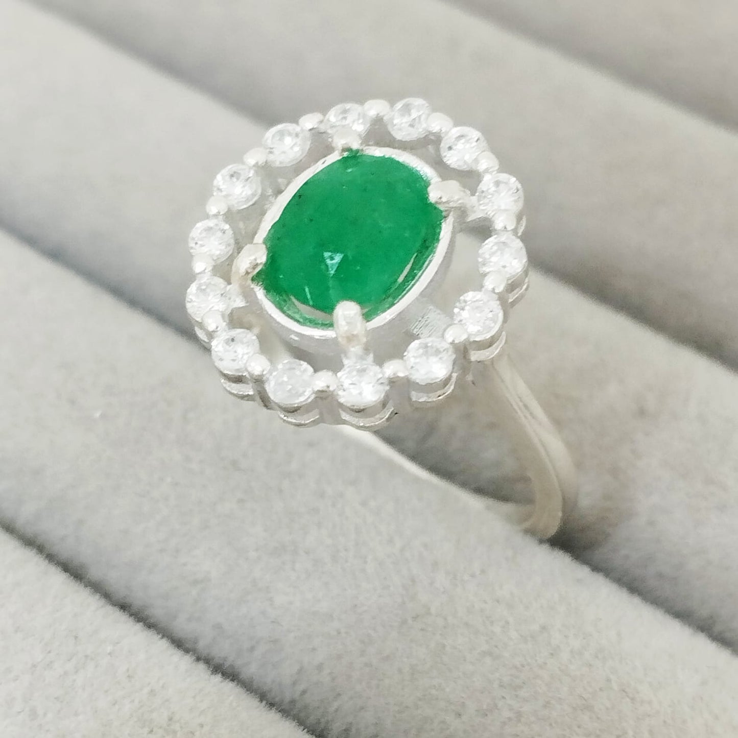 Anillo Esmeralda 6mm Ovalada y Circon Blanco T8 ID: 520