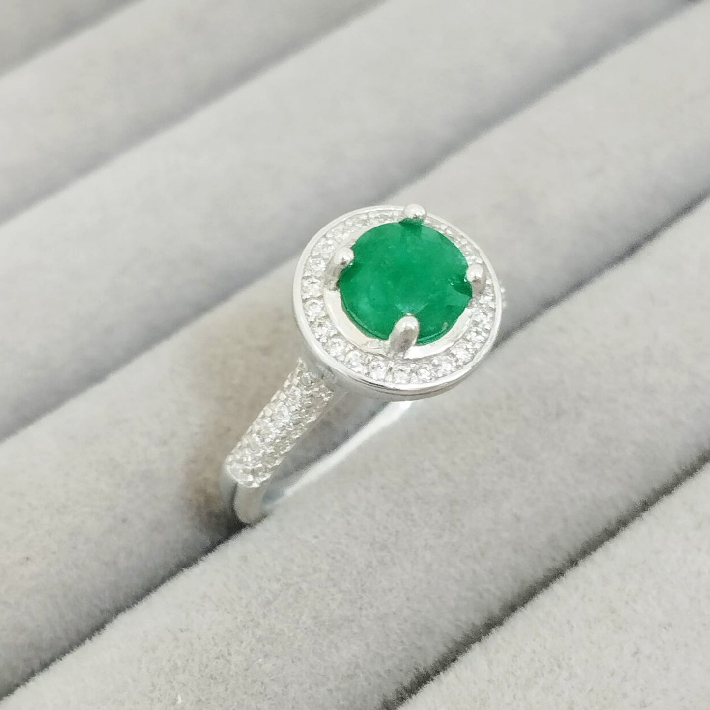 Anillo Esmeralda 6.5mm Redonda y Circon Blanco T6 ID: 521