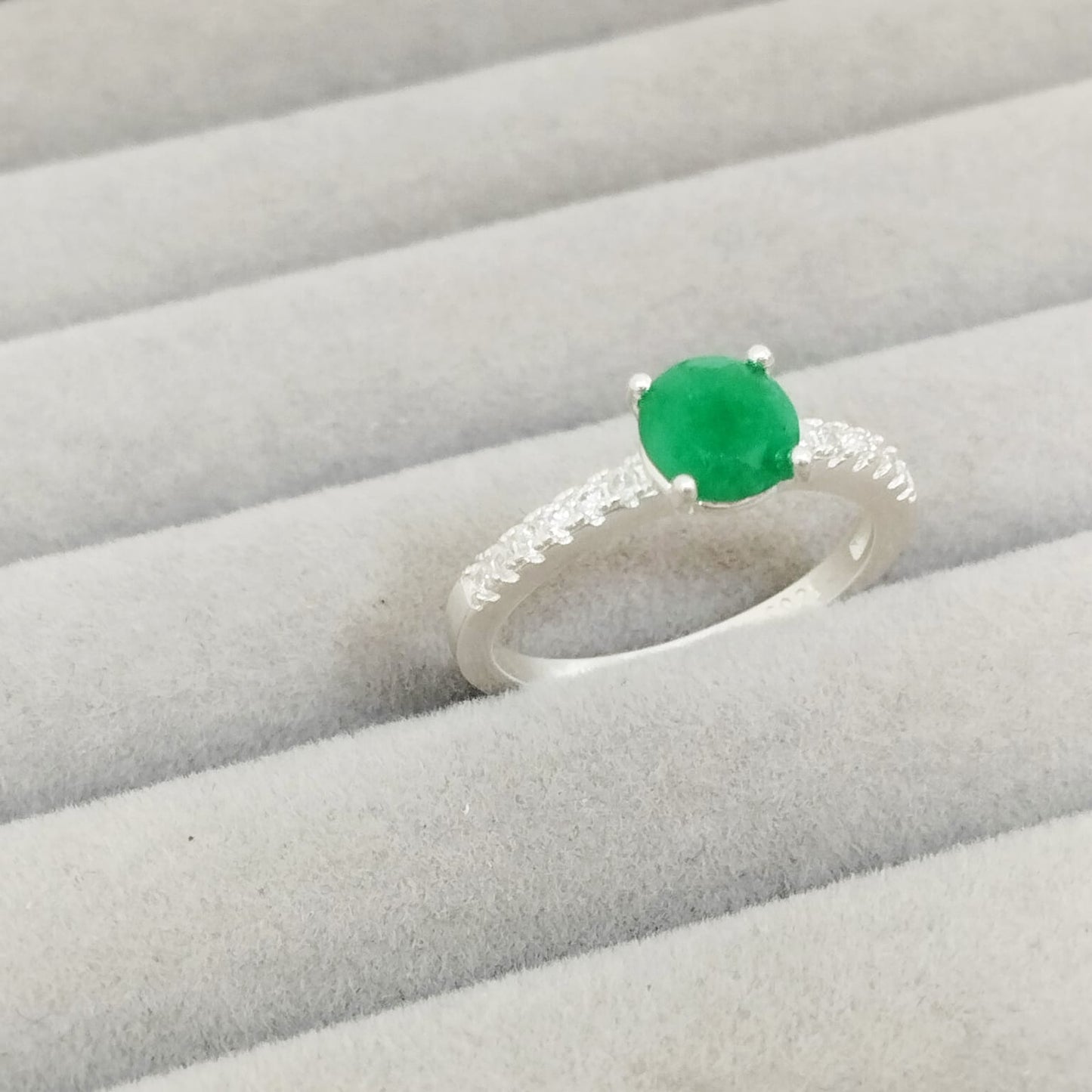 Anillo Esmeralda 6mm Redonda y Circon Blanco T7 ID: 524