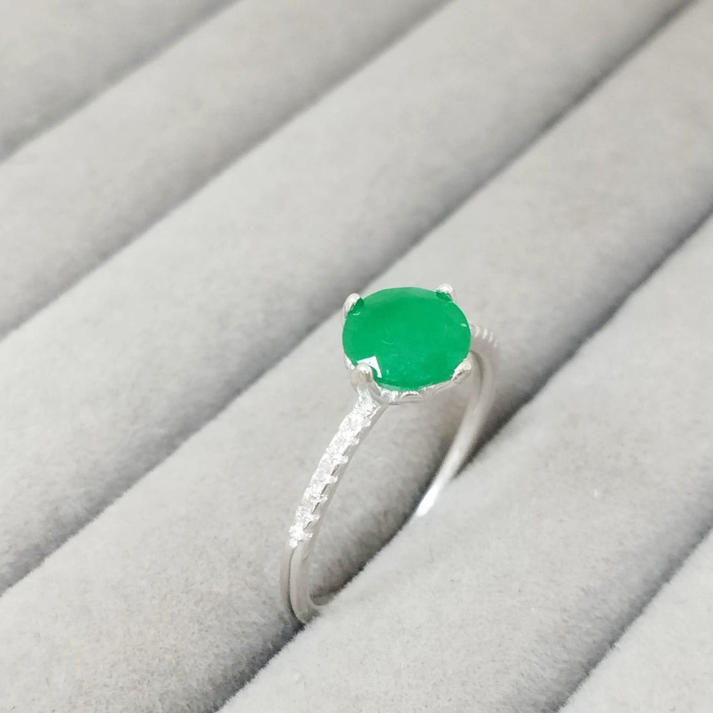 Anillo Esmeralda 6mm Redonda y Circon Blanco T7 ID: 525