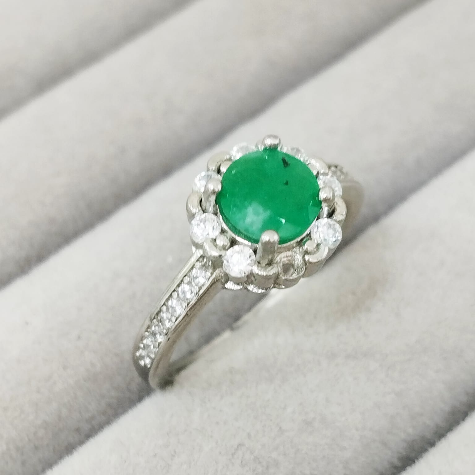 Anillo Esmeralda 6.5mm Redonda y Circon Blanco Tipo Flor T7 ID: 528 Plata 925