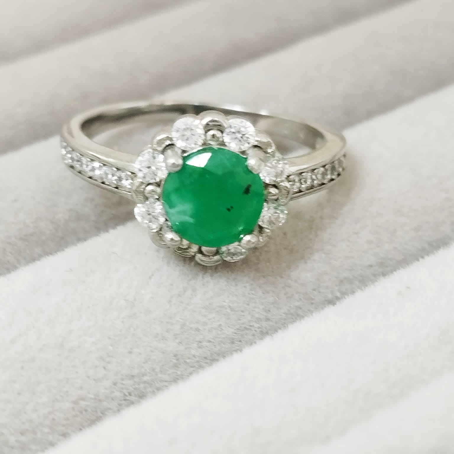 Anillo Esmeralda 6.5mm Redonda y Circon Blanco Tipo Flor T7 ID: 528 Plata 925