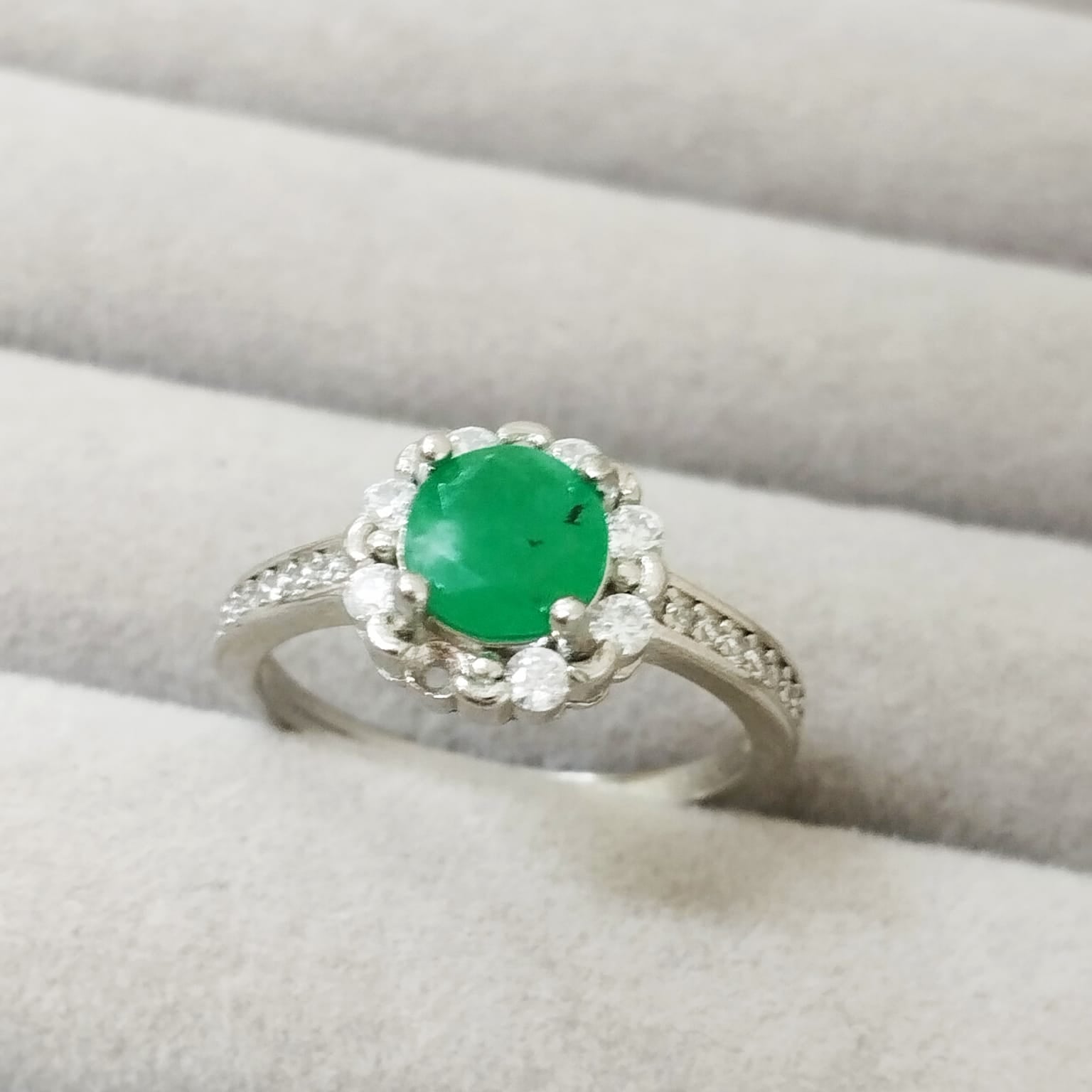 Anillo Esmeralda 6.5mm Redonda y Circon Blanco Tipo Flor T7 ID: 528 Plata 925